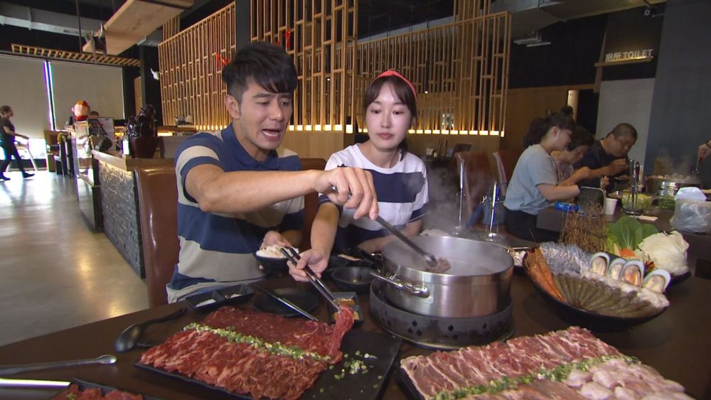 郭彥均（左）、巴鈺開吃澎湃的牛肉火鍋。（圖片提供：中天）