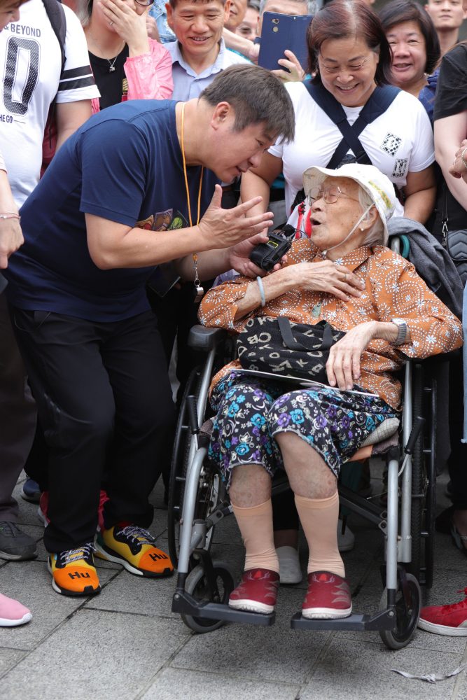 胡瓜與103歲人瑞長輩相見歡。（圖片提供：民視）