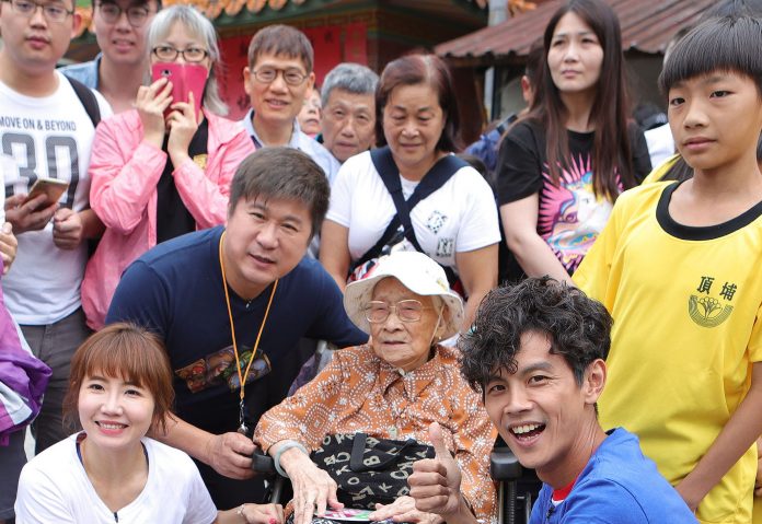 胡瓜與103歲人瑞長輩開心合照。（圖片提供：民視）