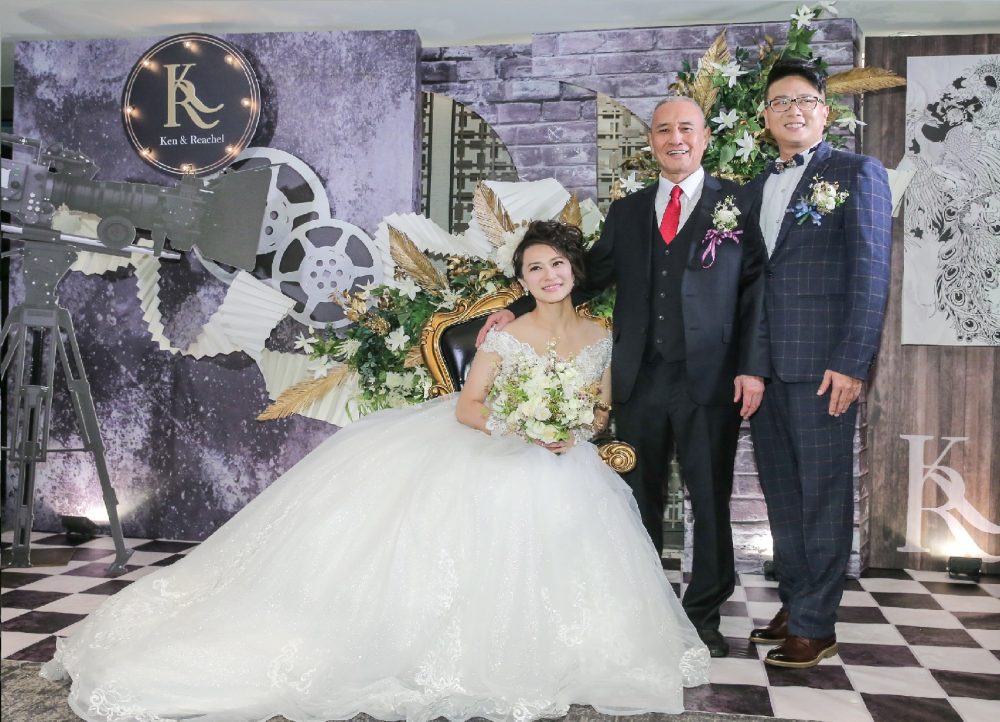 章家瑄（左起）、新娘父親與老公施柏全開心合照。（盧禕祺攝）