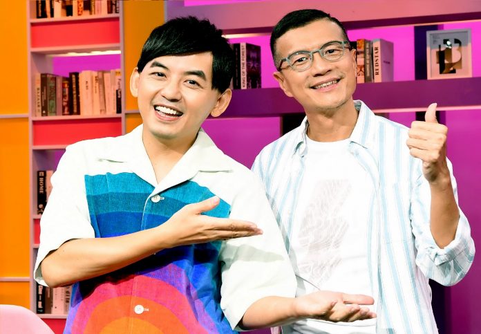 黃子佼（左）擔任吳若權新節目首集來賓。（MOMO綜合台提供）