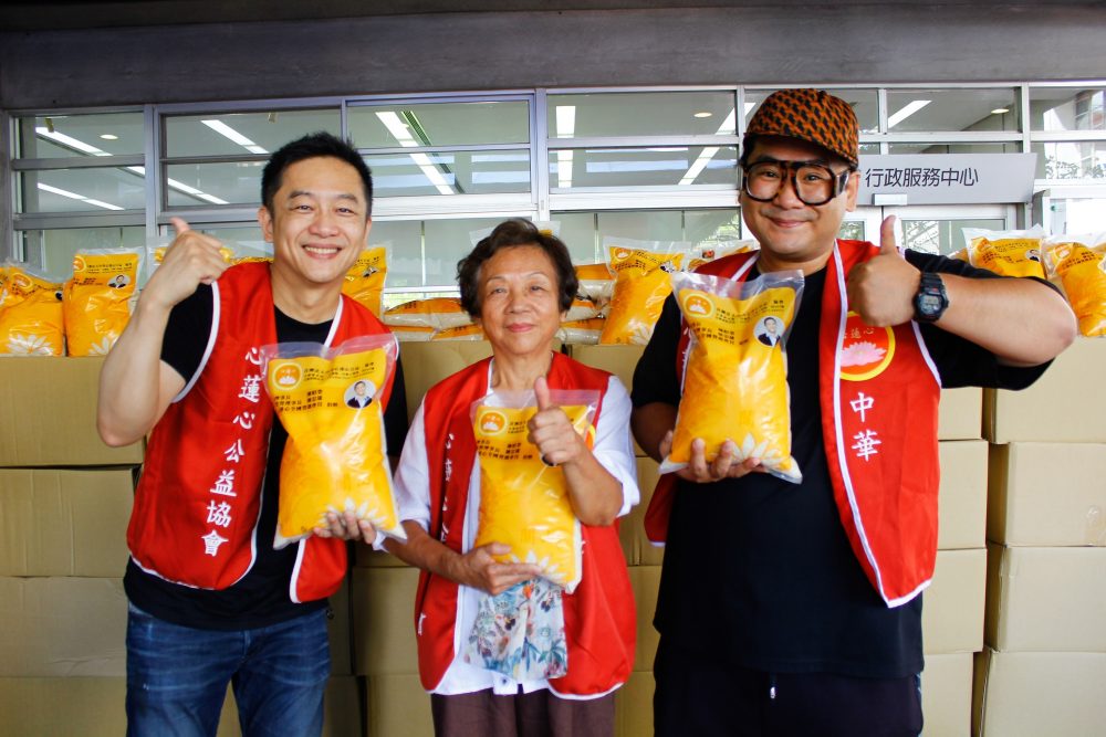 陳昭榮（左起）到宜蘭捐贈白米2萬公斤，提前跟媽媽（中）過中秋，右為爆爆。（中華心蓮心公益協會提供）