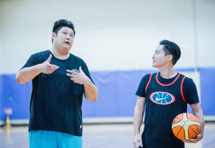 哈孝遠（左）與許孟哲一同打籃球。（麥卡貝提供）