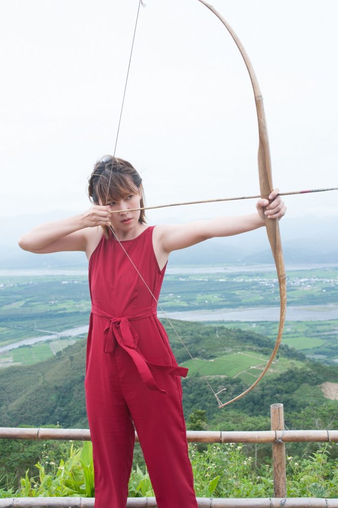 李懿在永康部落參加獵人體驗課程，還拉了弓。（伊林娛樂提供）