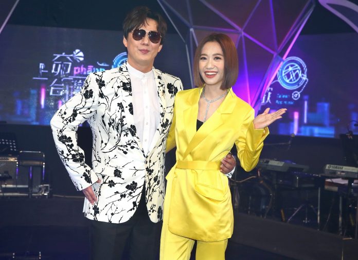 蕭煌奇（左）、Lulu主持華視新節目《上奅台灣歌》。（粘耿豪攝）