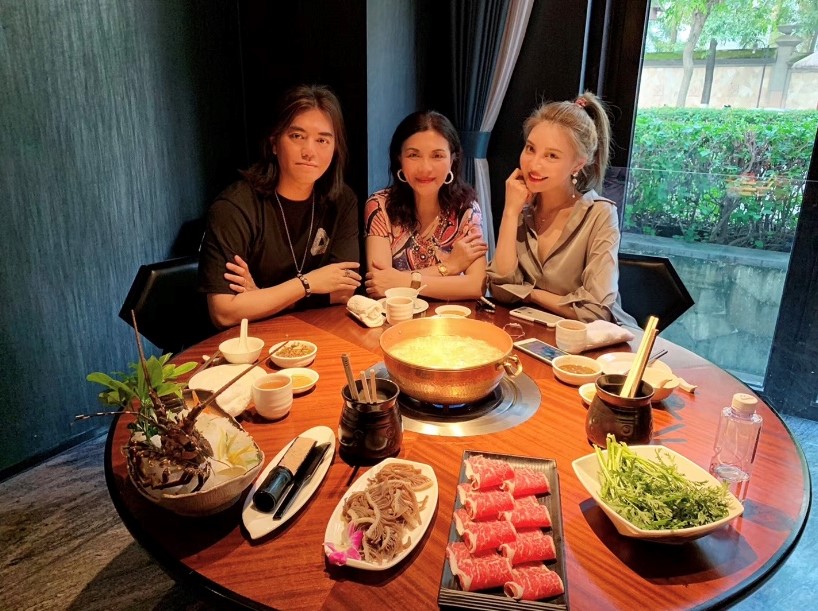 製作人B2（左起）、岳母與晗晗經常相約吃美食。（林莉婚紗提供）