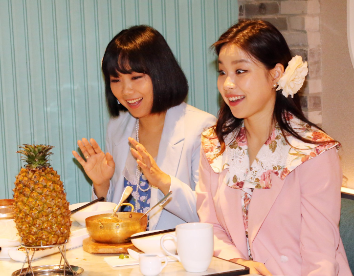 韓美聲雙人組The Barberettes看見旺燒鳳梨料理大吃一驚。