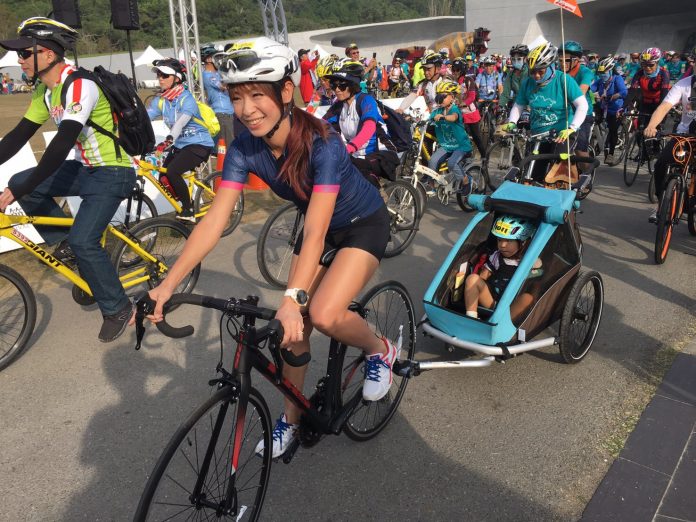 段慧琳帶愛女出席自行車節活動。（民視提供）