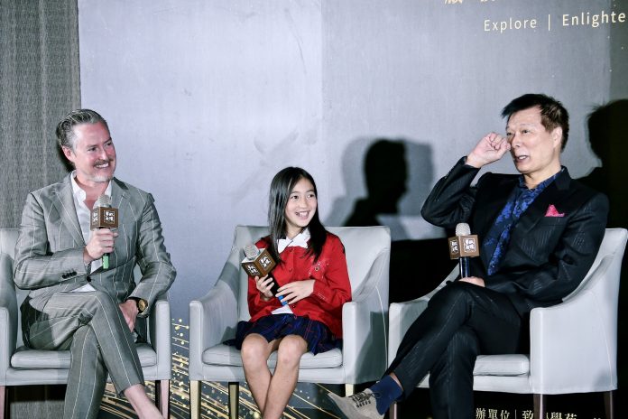 夏克立（左起）、夏天父女與作家蔡詩萍對談。（羅永銘攝）