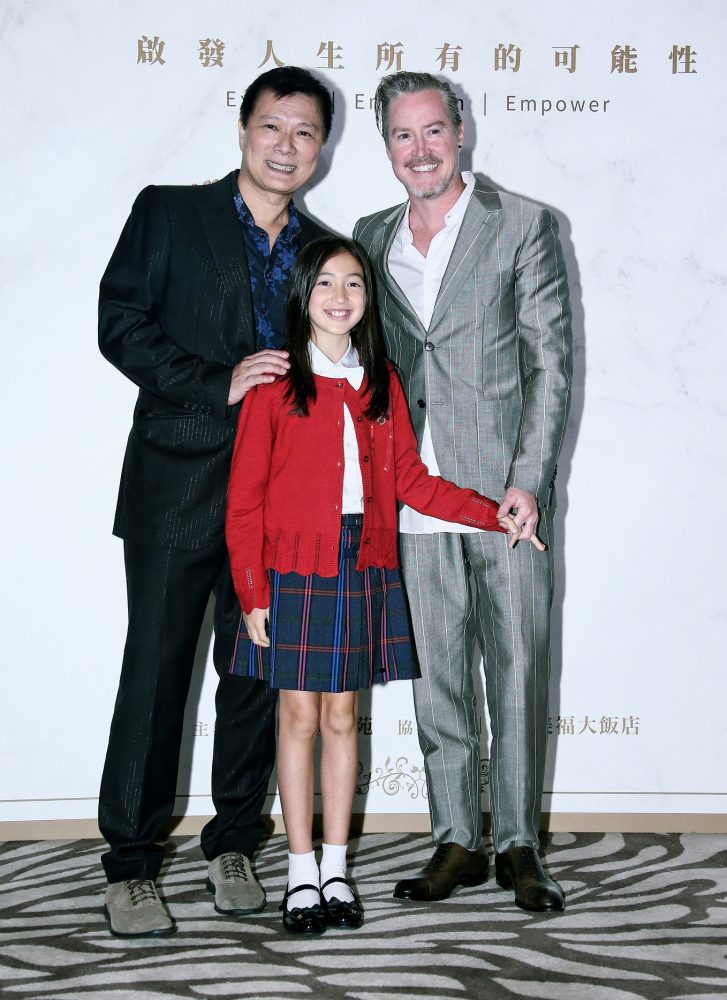 夏克立（右起）、夏天父女與蔡詩萍開心合照。（羅永銘攝）