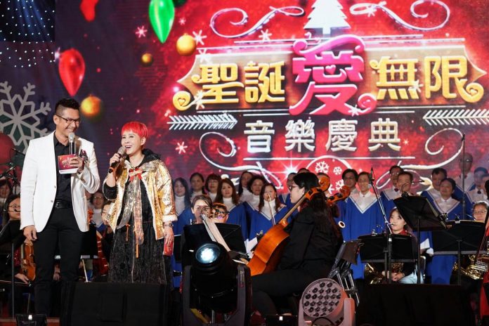 李明依（右）、何戎主持「2019聖誕愛無限音樂慶典」。（TVBS提供）