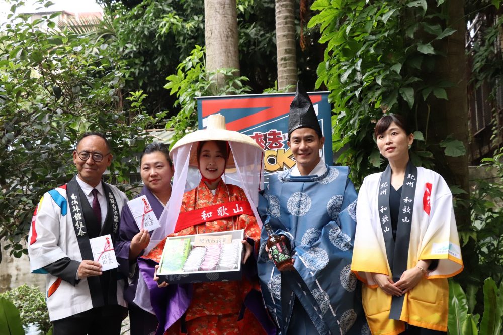 巴鈺（左三）、郭彥均（右二）接受日本和歌山縣觀光局長官贈禮。（中天提供）