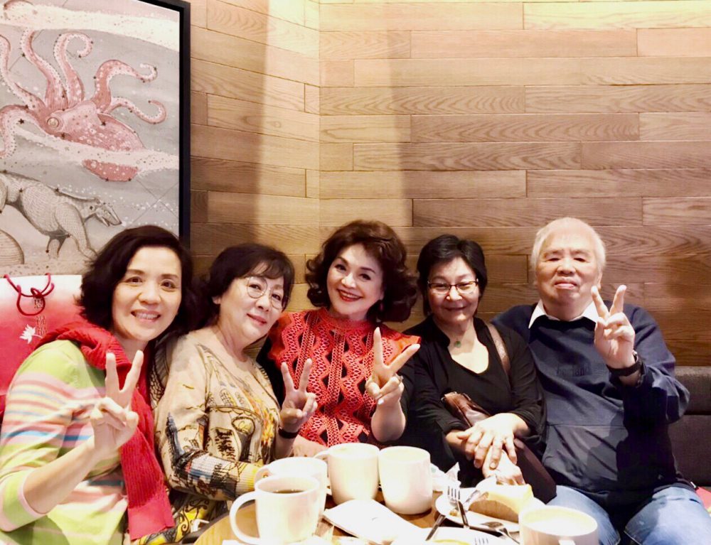 王芷蕾（左起）、丁曉慧、侯麗芳、陳瑋齡與製作人陳君天多年好友再相聚。（侯麗芳提供）