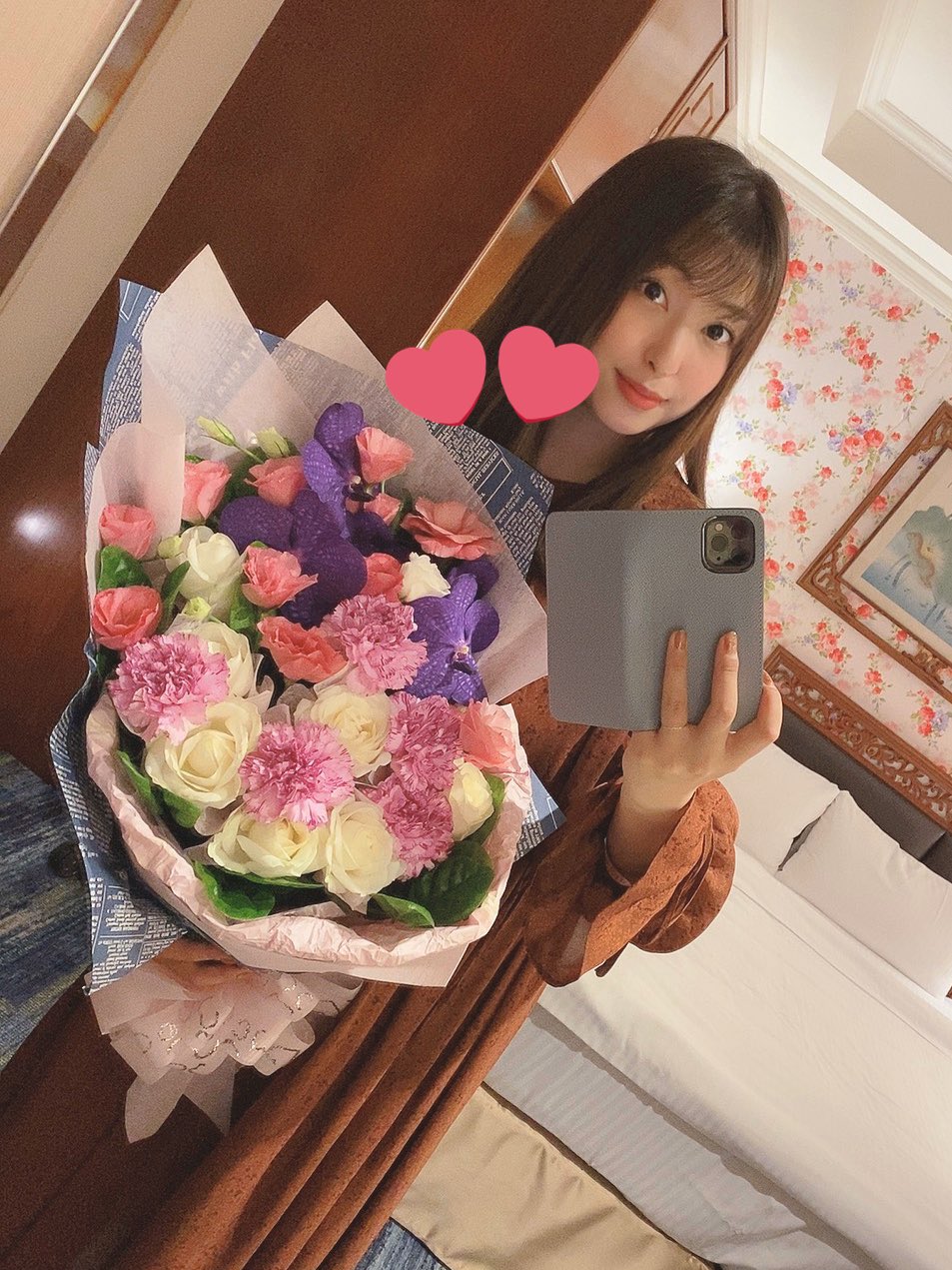 秋山祥子於2019年10月來台的粉絲見面會時收到的花束自拍。（翻攝自秋山祥子Twitter）