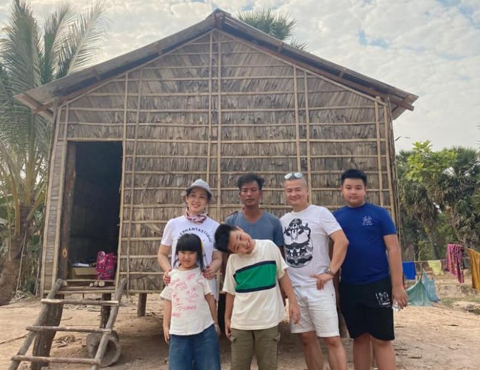 郁方（後排左）與老公陳昱羲（後排右二）帶3個孩子到柬埔寨當國際志工。（摘自郁方臉書）