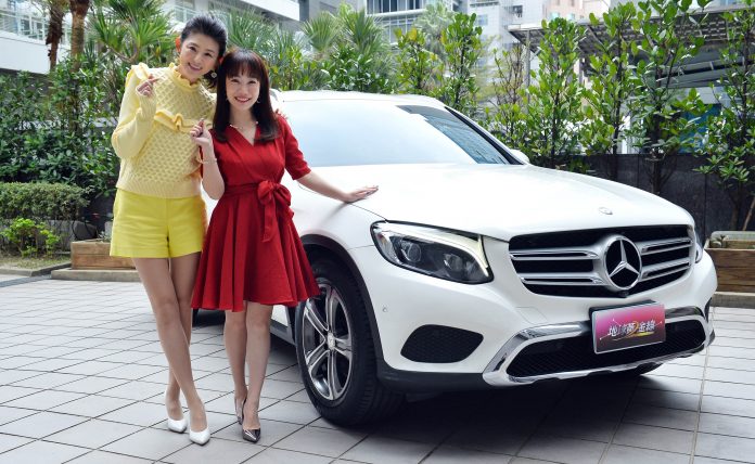 蘇宗怡（左）和來賓蕭彤雯與車合影。（TVBS提供）
