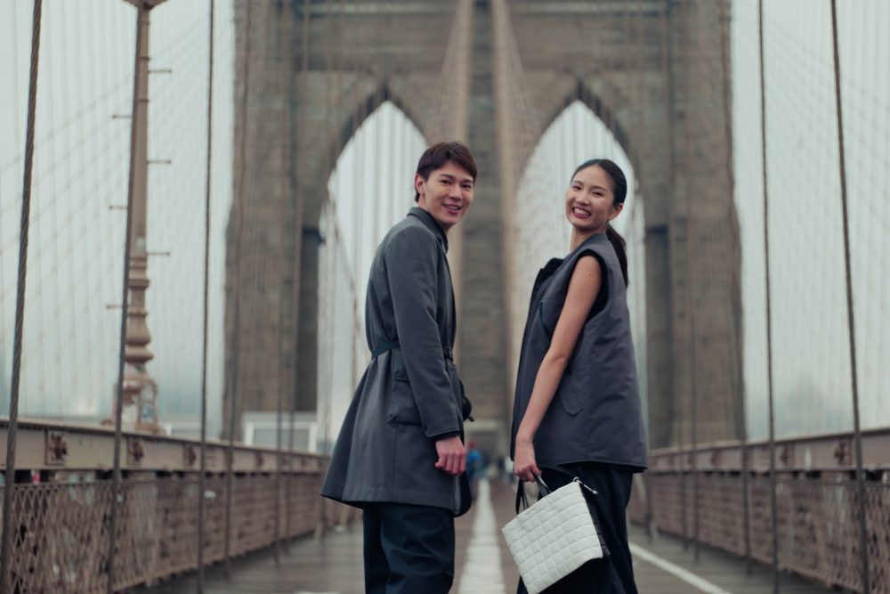 當天只有3度，吳珝陽（左）和陳詠芯在布魯克林大橋上拍照。（oqLiq提供）