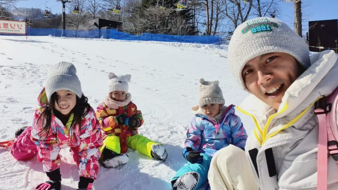 阿翔與3個小孩在日本滑雪。（時代創藝提供）