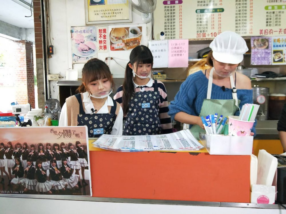李懿（右起）、林予馨、陳詩雅挑戰當早餐店店員。（懿想天開提供）
