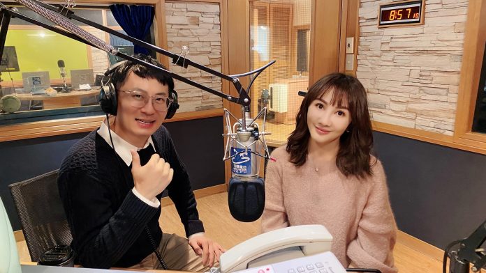 王宥忻（右）上廣播節目，老公陪伴她一同受訪。（發了瘋了娛樂提供）