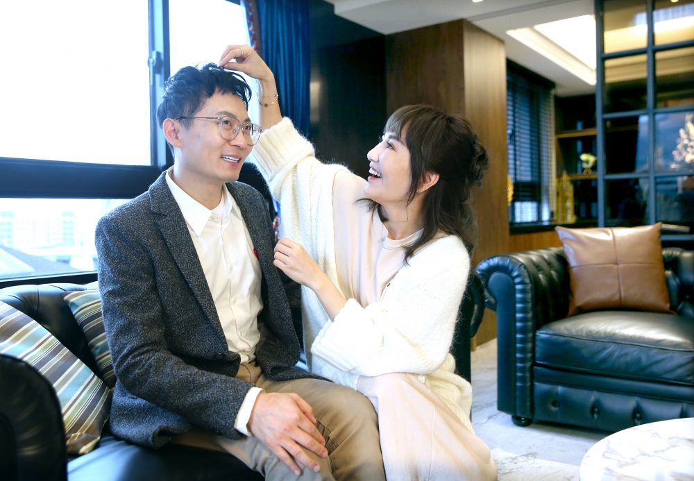 王宥忻為老公整理頭髮。（粘耿豪攝）