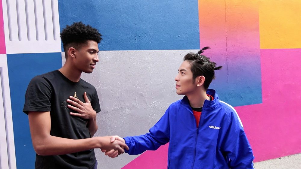 蕭敬騰（右）藉街頭籃球，認識不同文化。（Netflix提供）