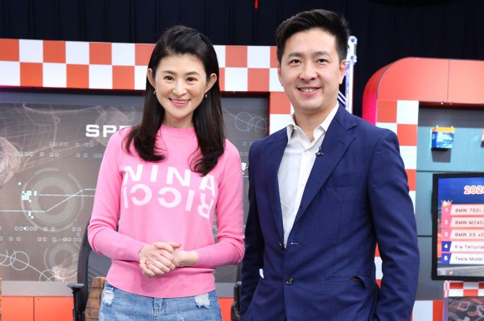 《地球黃金線》主持人蘇宗怡（左）和超跑達人林志鑫。（TVBS提供）