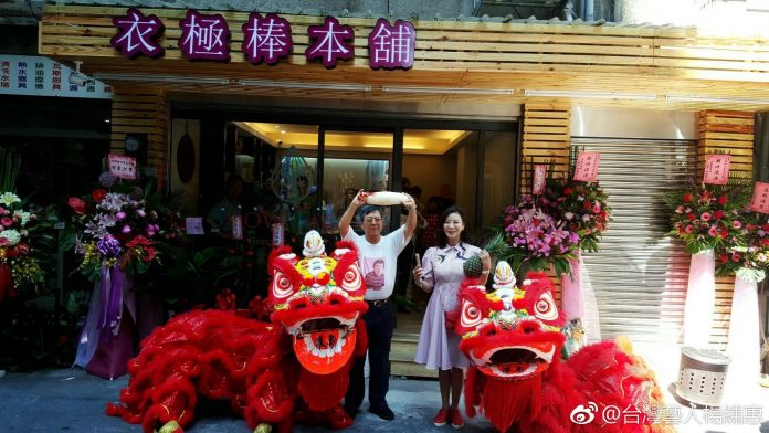 楊繡惠（右）先前為父母砸大錢開店。（資料照片）