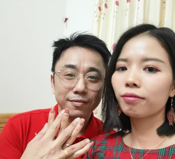 小彬彬（左）與小英年初在越南登記成婚。（摘自臉書）