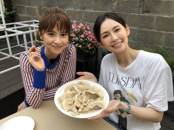 袁艾菲（右）主持網路節目《艾菲的小廚房》，邀請高中學妹林予晞一同做菜。（風雅國際娛樂提供）