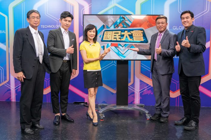 馬西屏（左起）與主持人謝曜州、粘嫦鈺、黃敬平、黃暐瀚開心合影。（TVBS提供）
