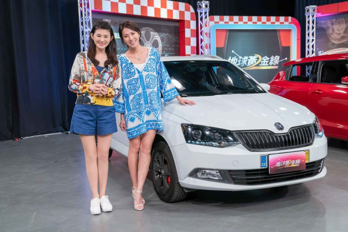 大牙（右）與蘇宗怡暢談買車經驗。（TVBS提供）