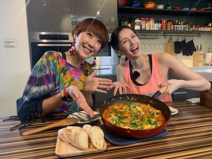 袁艾菲（右）與好友Gigi一起錄《艾菲的小廚房》。（風雅國際提供）
