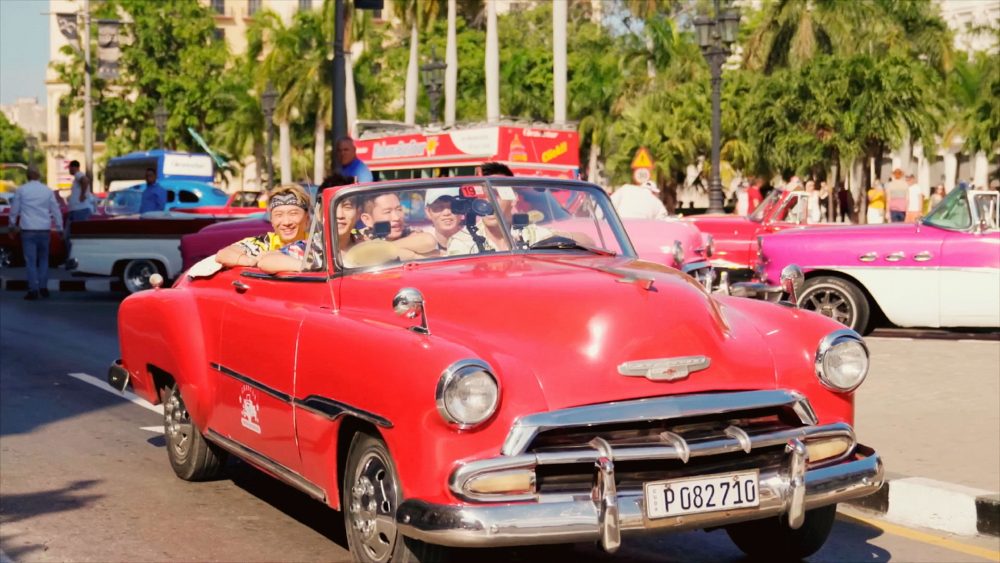 柯有倫在古巴熟門熟路地帶著周董一行人踩點，榮登本季最強導遊。（Netflix提供）