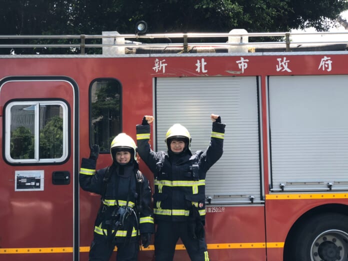 李懿與路雨希挑戰成為女消防員。（懿想天開提供）