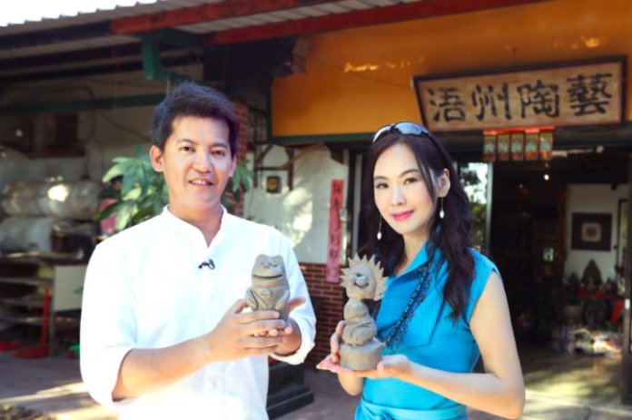 謝哲青（左）胡文華開心展示DIY風獅爺成果。（亞洲旅遊台提供）