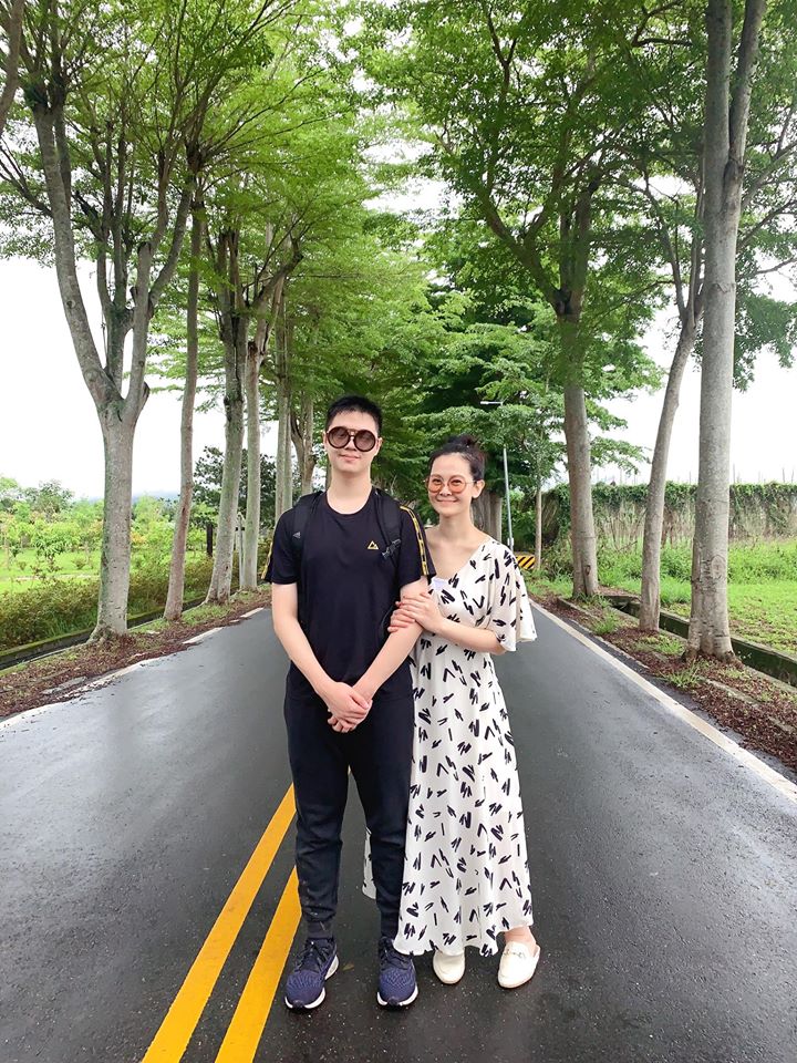 陳維齡（右）與駿哥母子一起出遊。（摘自臉書）
