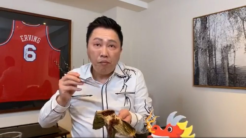 趙正平直播吃肉粽。（摘自臉書）