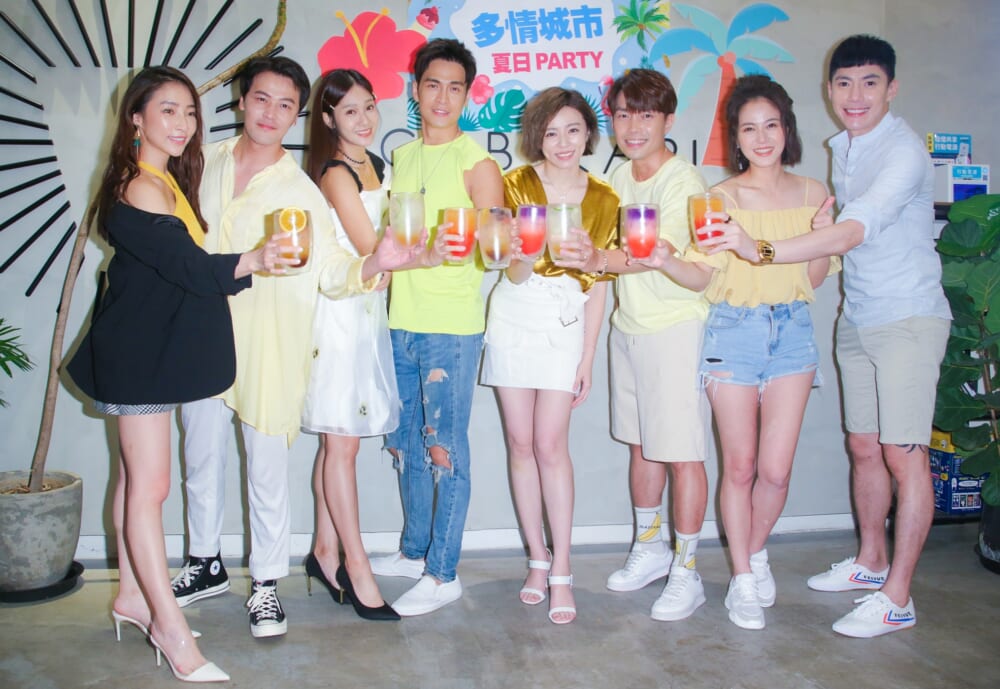 王瞳（右四）與眾演員出席《多情城市》夏日Party。（吳松翰攝）