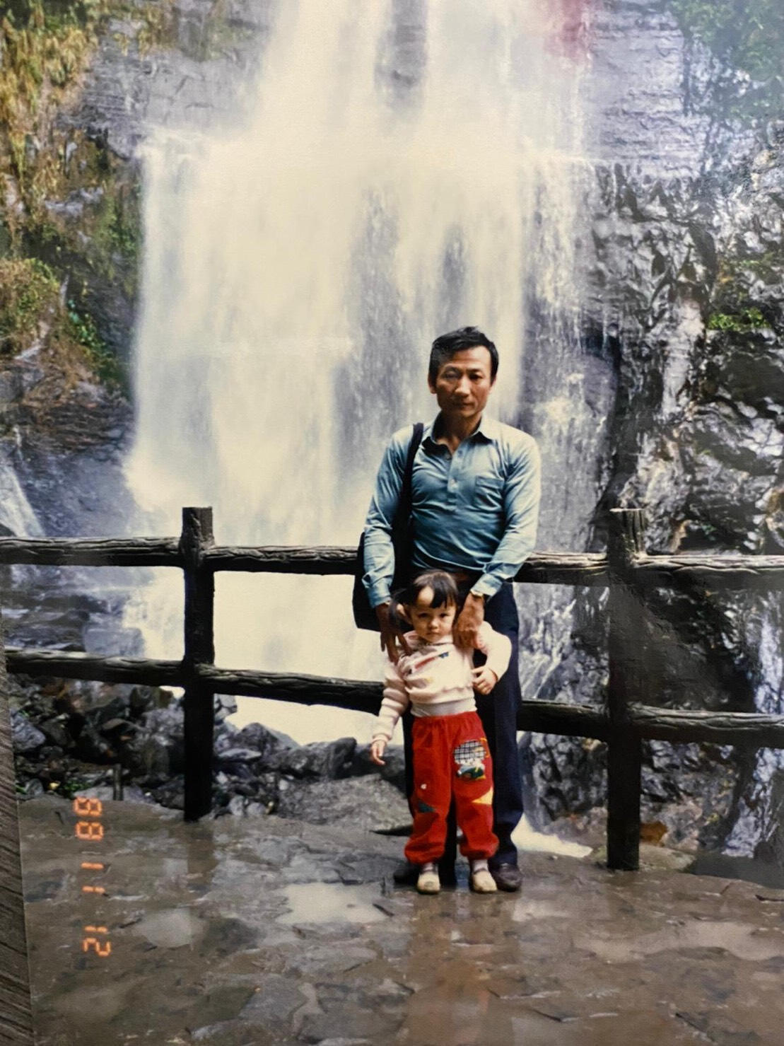 林采欣珍藏自己小時候與父親的合照。（LiTV 、華納音樂提供）