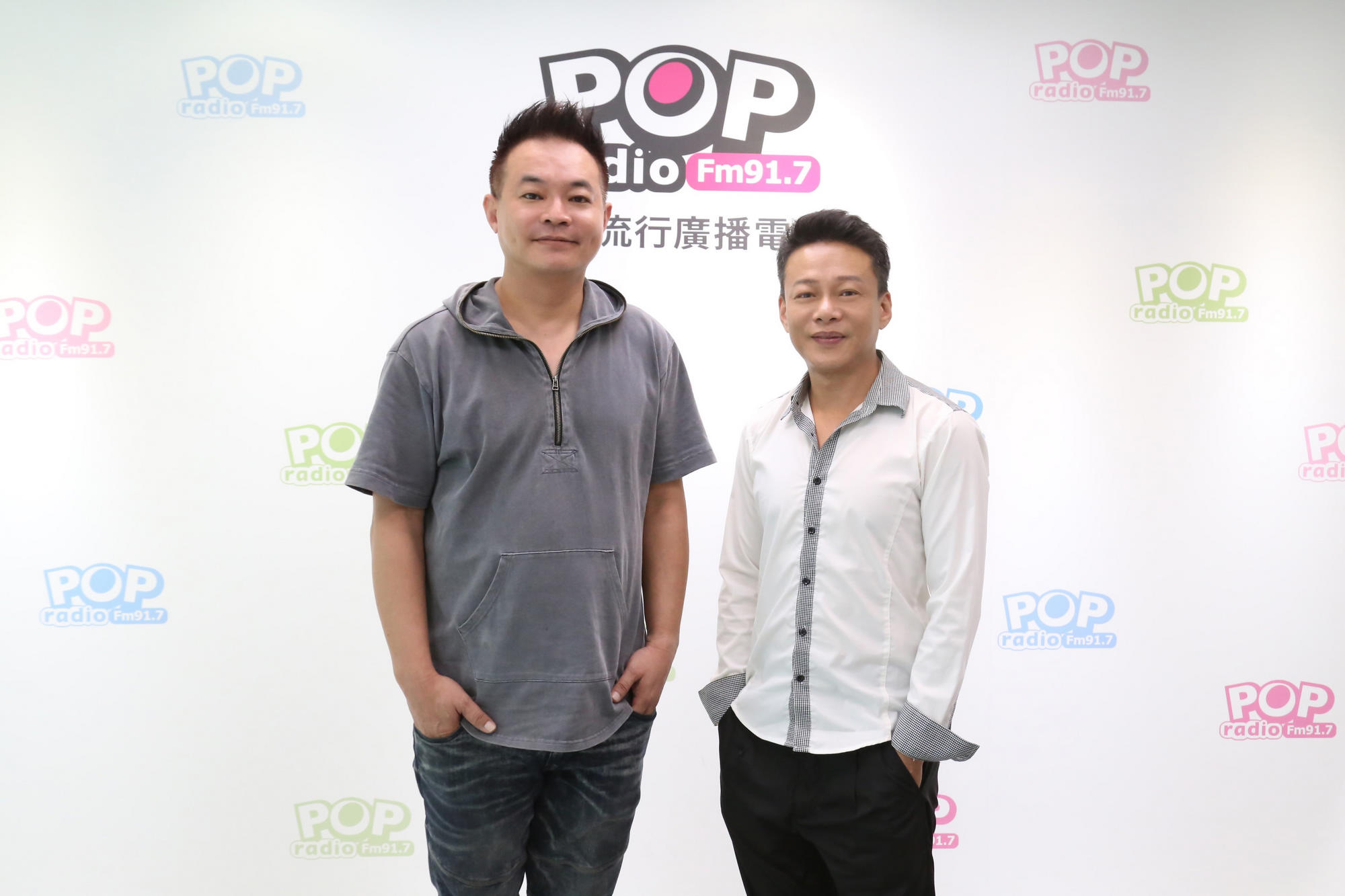 鄒介中（左）、李康生日前上電台受訪。（POP Radio提供）