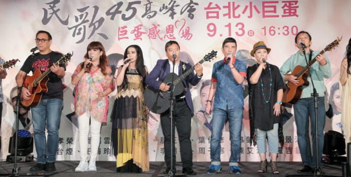 施孝榮（中）領軍的民歌45高峰會下月在台北小巨蛋舉行。（盧禕祺攝）