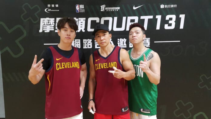 吳東諺（左起）、劉畊宏、大飛一起打籃球。（吳維書攝）