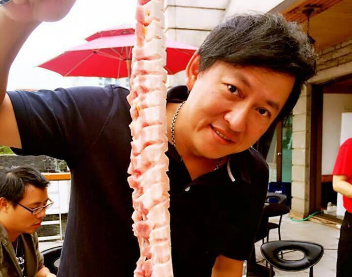 詹姆士在韓國嘗試在地傳統烤肉。（詹醬提供）