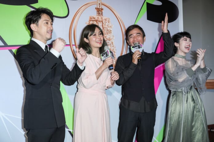 陳漢典（左起）、製作人潘筱晴、吳宗憲與Lulu開心出席金鐘慶功宴。（石智中攝）