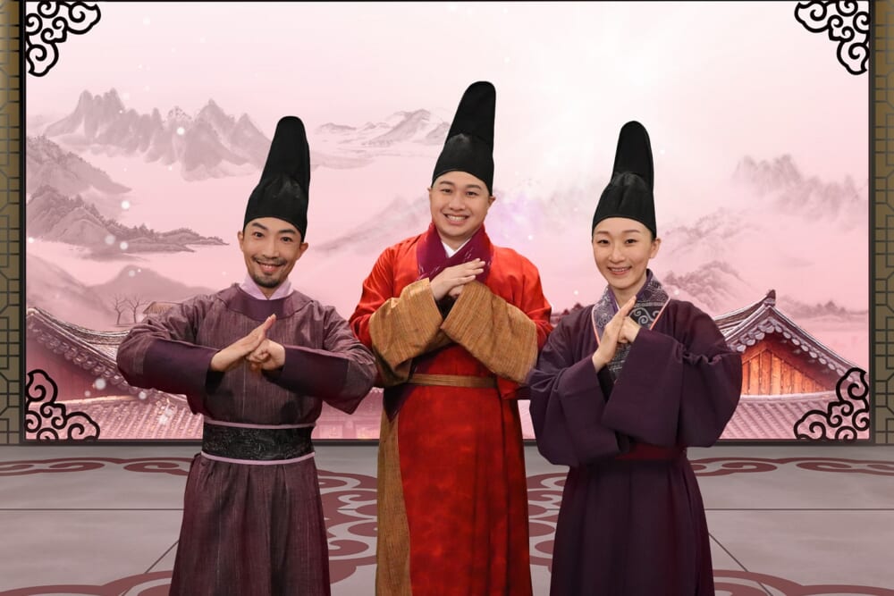 韋以丞（左起）、翁銓偉、梁皓嵐在《相聲百人一首》表現精采。（中天綜合台提供）