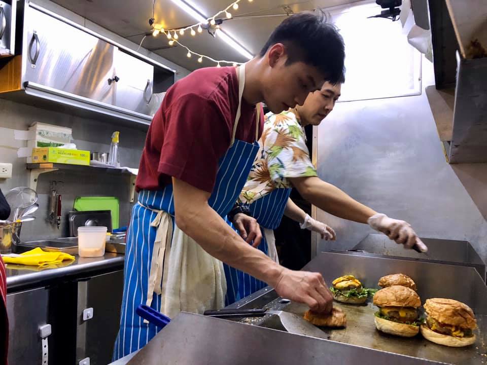 范少勳（左）、施名帥站煎台做漢堡。（公視提供）