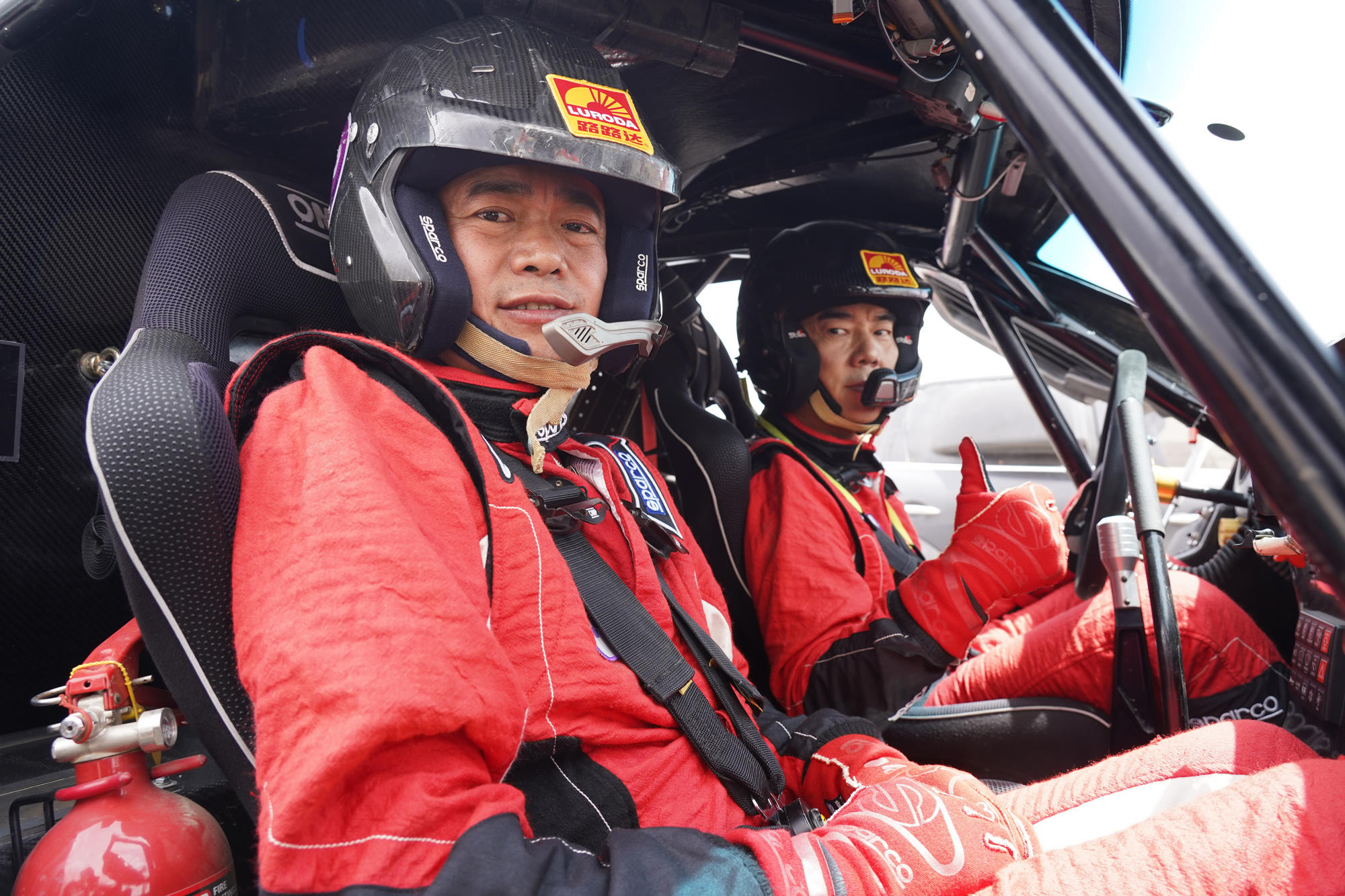 任賢齊為拍攝MV親自駕駛賽車。（寰亞音樂提供）