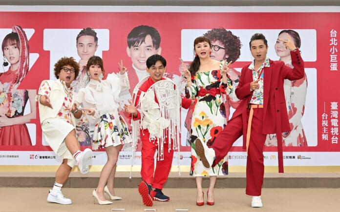 黃子佼（中）率納豆（左起）、瑪麗、花花、王少偉出席《2021超級巨星紅白藝能大賞》主持人亮相記者會。（台視提供）