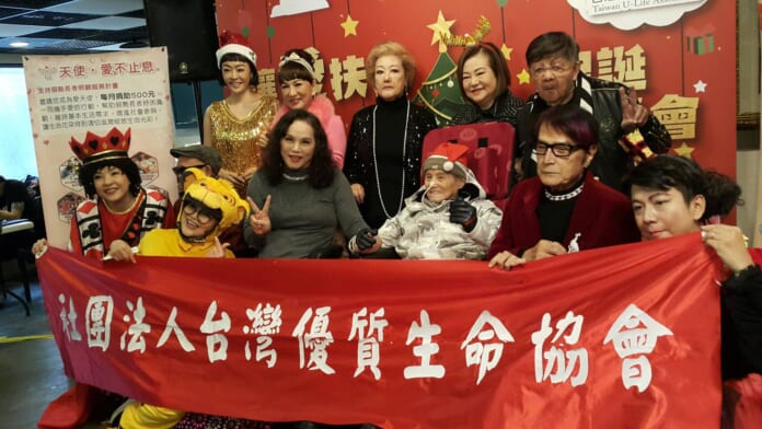 台灣優質生命協會舉辦「2020弱勢長者聖誕圍爐餐會」。（吳維書攝）